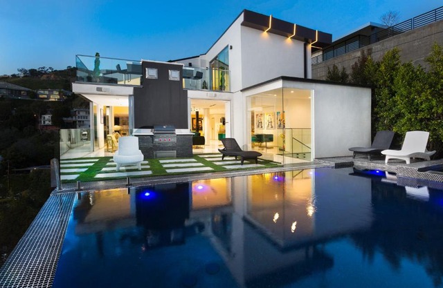 AMAZING VILLA ON SUNSET PLAZA