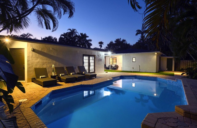 Amazing villa with 9 bedrooms, pool, and location!