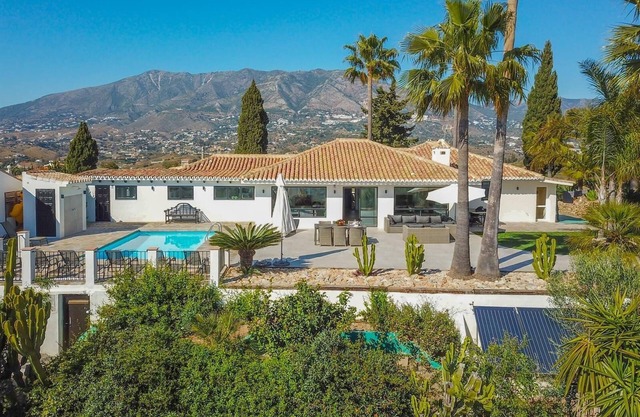 Superbe villa avec vue panoramique sur les montagnes, terrasse, piscine et Wi-Fi.