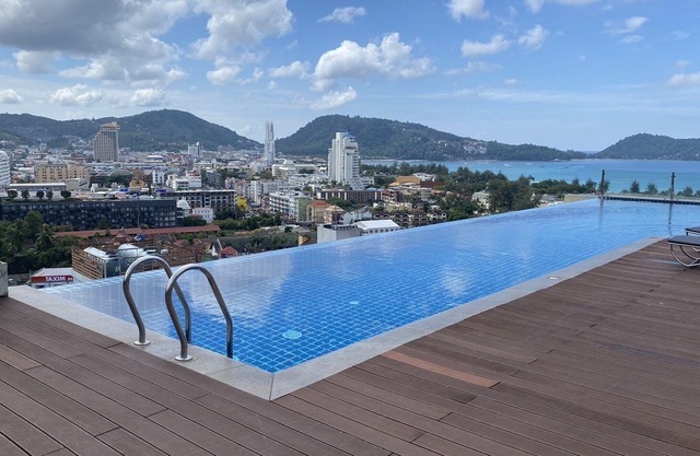 Vue mer degage sur la baie de Patong beach