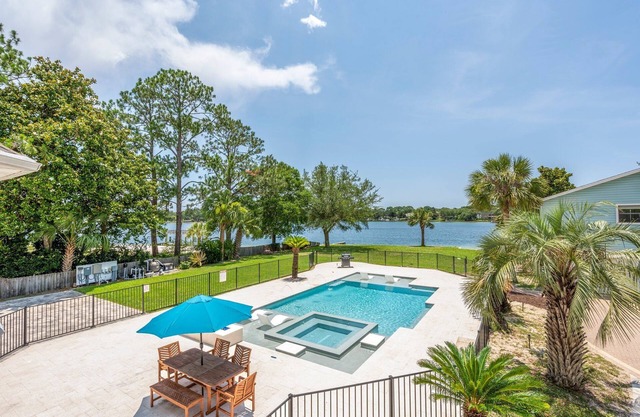 Amazing Waterfront Manor-Heated Pool/Spa-Private Beach-Boat Slips-Sleeps 35