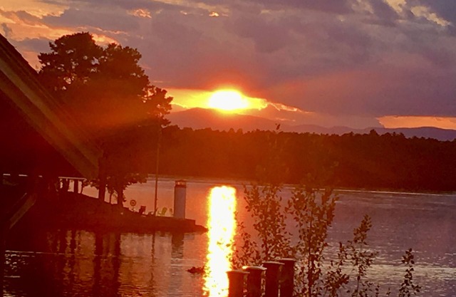 COUCHER DE SOLEIL AU BORD DE L'EAU !! Avec un grand barbecue à gaz A / C et un foyer au bord du lac