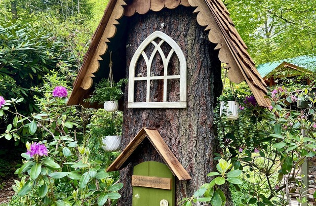 Amazing Whimsical Mtn Cabin! Pet Friendly, Hot Tub, Fireplace, Winery, Skiing