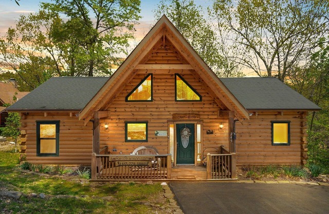 Amazing Wood Log Cabin Pvt bain à remous dans les bois WIFI Fireplace Camp Budd près de Big Cedar