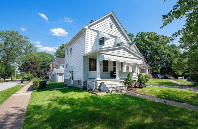 Amber Hearth: Chic 1BR Private Basement | Laundry & Kitchenette 6 Min to Downtown