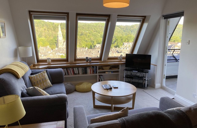 Ambleview - fell views with balcony and private parking in central Ambleside.