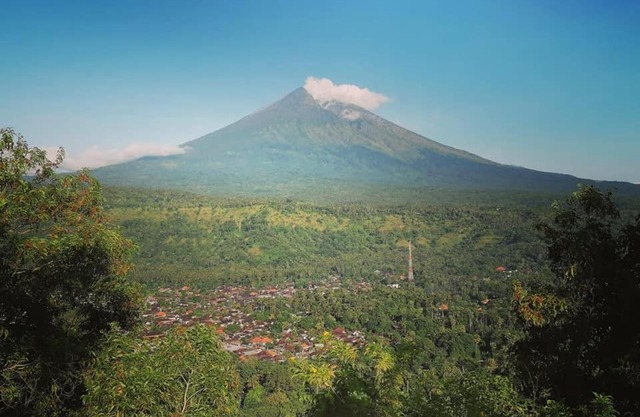 Amed Stop Inn Homestay, Rooftop Restaurant and Bar