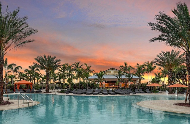 Amenity rich 3BR+Den Villa near Golf, Beach, Boat, Downtown Naples, Marco Island