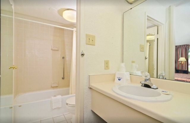Americas Best Value Inn Wilson - UNITÉ 22 PREMIER ÉTAGE