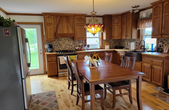 Amish Built 3-bed Farmhouse with high-end Modern upgrades. 5-min to Medina, NY.