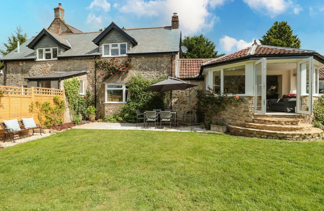 AMMERHAM FARM COTTAGE, family friendly, with open fire in Winsham