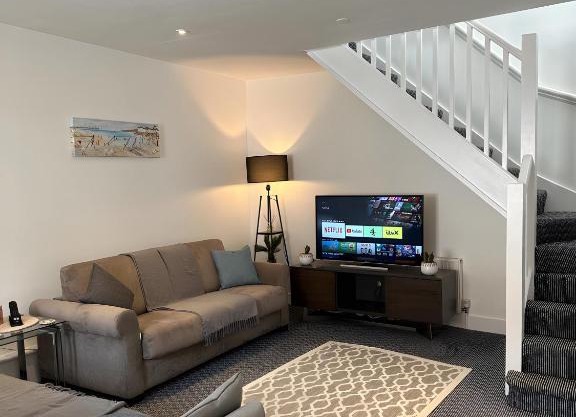 Amo Mews House - Central, Private Patio & Free Parking