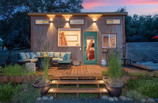 Among The Stars- Tiny home with views/hot tub/and more!