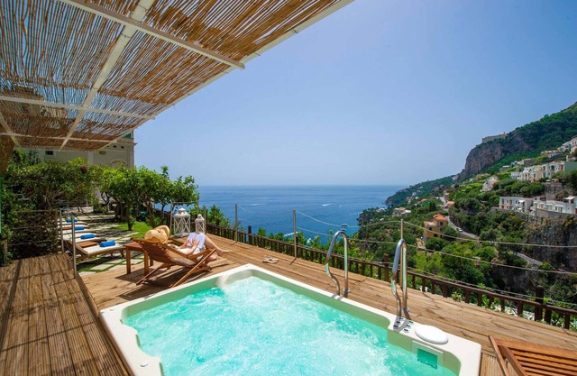 AMORE RENTALS - Villa Bellavista with Heated Jacuzzi, Sea View and Gym