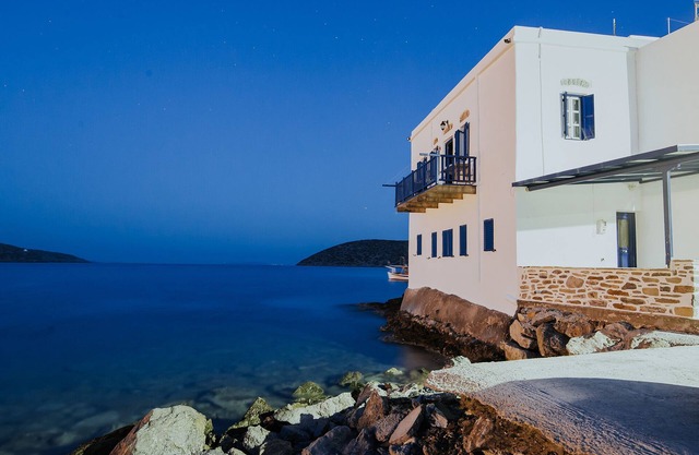 Amorgis Seaside Villa à Amorgo est littéralement sur le fond marin