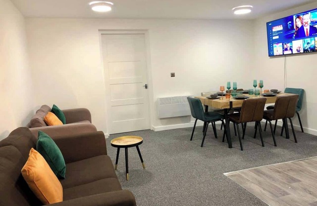 Ample 3-Bedrooms Apartment in town centre Sleeps 6