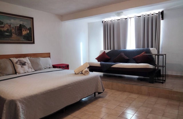 Amplia y céntrica habitación con baño privado en Querétaro