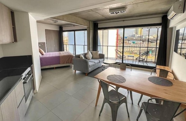 Amplio Loft con balcón sobre la Av 9 de Julio (6C)