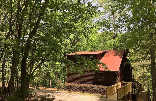 Amy`s Creek 2 | 2BR Cabin, Dog friendly with Creekside and Hot Tub, Near Helen