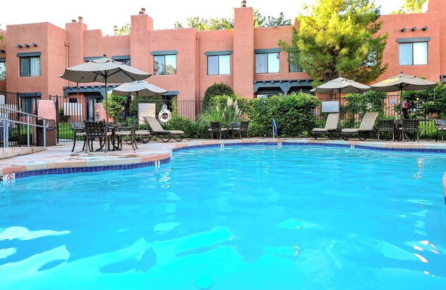 An Adventure Awaits! Serene Studio w/Kitchen, Pool, BBQ, Parking
