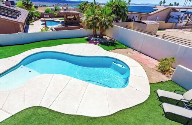An Adventurer's Retreat ~ Book for Desert Storm! RV Garage! Hot Tub & Pool!