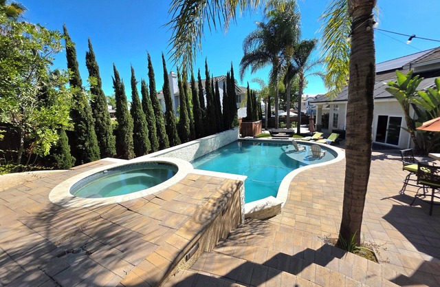 An Artist's Dream 3-Bedroom Retreat with Pool, Hot Tub, Firepit, BBQ island