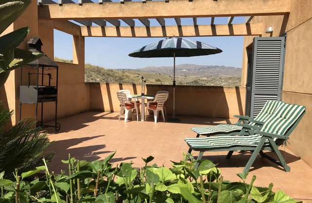 Un charmant appartement de 2 chambres sur un parcours de golf avec un jardin