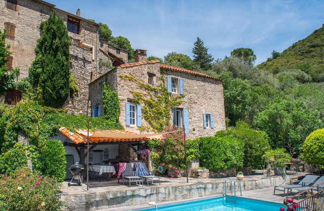 Une authentique maison en pierre, piscine, joli jardin et une vue imprenable
