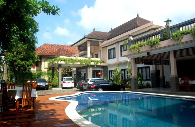 Une élégante chambre double privée à l'hôtel Dhyana Pura City au cœur de Bali