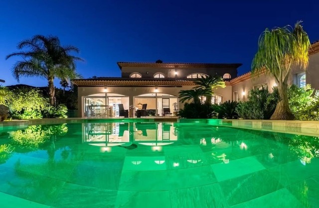 Lujo. Preciosa Villa 600m2 , 6 h. 5 y 1/2 baños. Mar y montaña. Piscina privada.