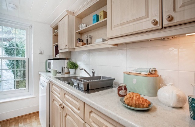 An enchanting cottage within walking distance of the harbour with coastal views.