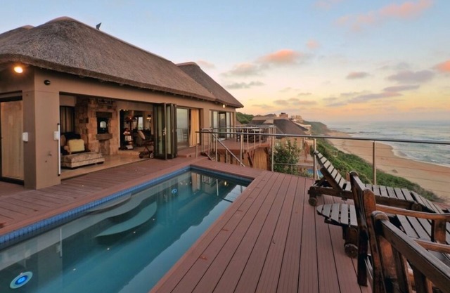 Une maison exclusive et vaste de quatre chambres / quatre salles de bain sur le front de mer