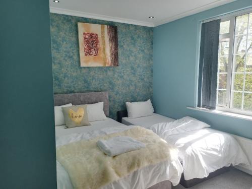 An Exquisite Deluxe Room in a Hotel - Free Parking - with access to Resturant - Shisha Bar- Wine Bar