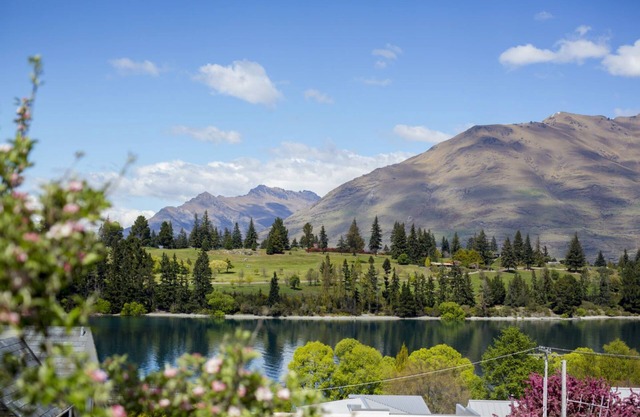 An exquisite one-bedroom home away from home in Queenstown!