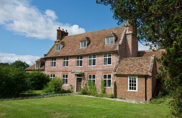 Une ferme Tudor exquise restaurée avec amour avec 7 chambres, 6 salles de bain / douche, dormir 14 dans