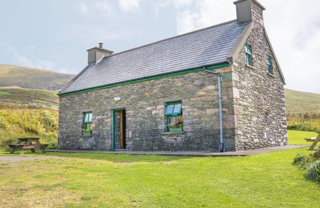 AN NEAD, pet friendly, with open fire in Dingle, County Kerry