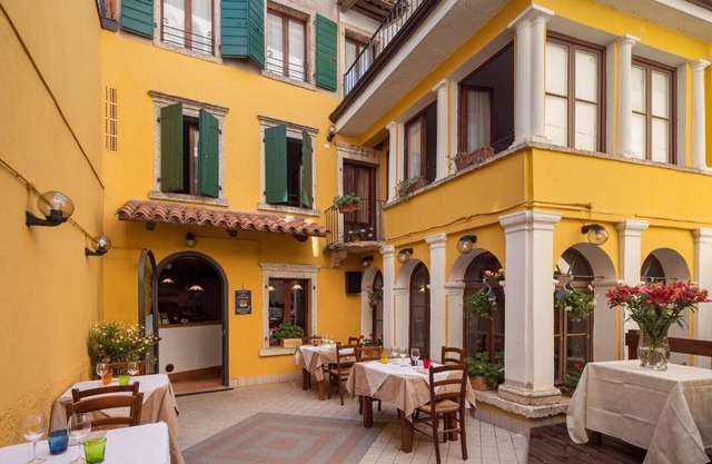 une ancienne auberge qui est un monument italien ... 200 ans « DOUBLE 5 »