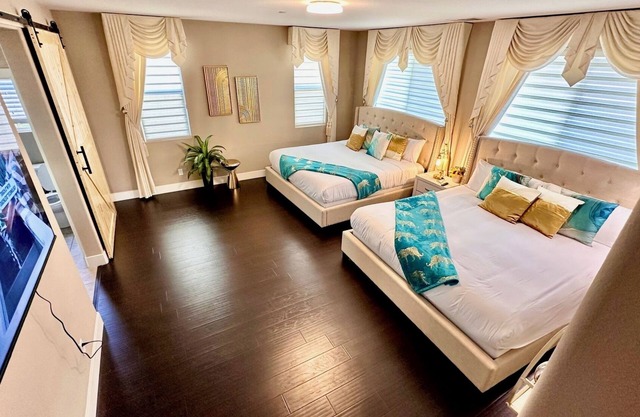 Anaheim luxury home/8 king/theater/ game room/3.5 bathR/elevator/near Disneyland
