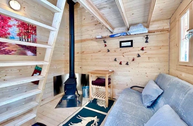 Anastasia’s Domain 4, Farm stay, off grid cabin in a beautiful forest!