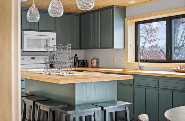 Anchor Bay-Feet from water's edge|Deck|Grill|