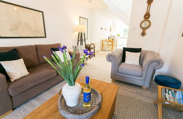 Anchor Cottage - a coastal that sleeps 6 guests in 3 bedrooms