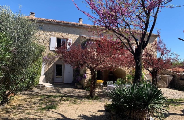 Ancien mas provençal restauré sur les hauts d'un village de caractère