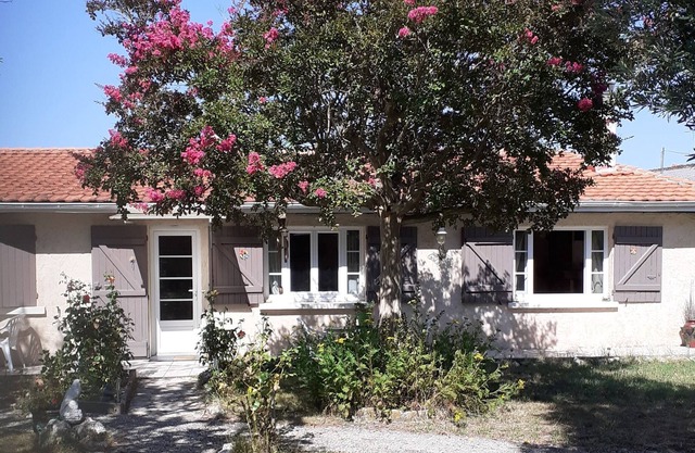 maison anciene , en pierre , entourée de murs , dans un petit village tranquille