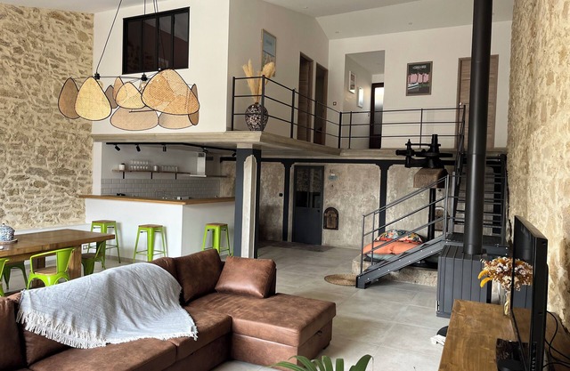 Ancienne cave vinaire aménagée en Loft avec Patio et mini-piscine.