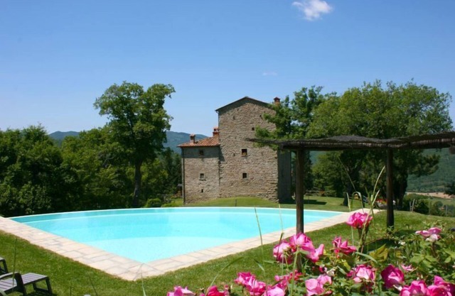 Ancienne tour médiévale avec piscine privée et jardin. Position panoramique à environ 3 km du villag