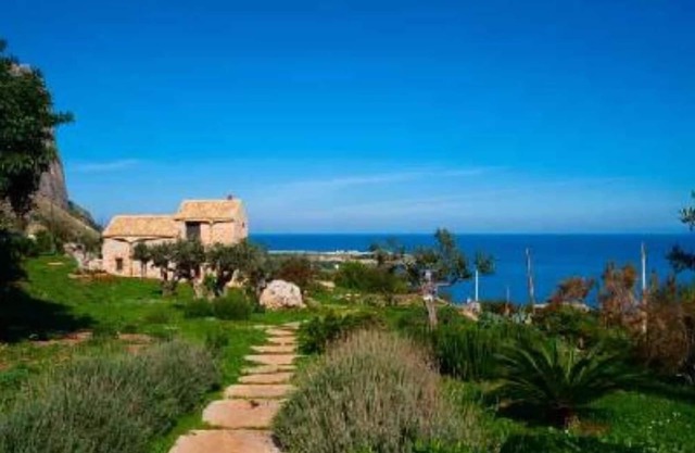 Antique villa en pierre avec une vue splendide sur la mer