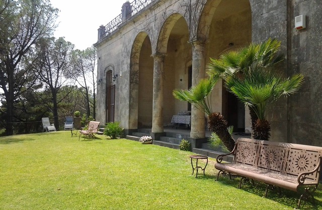 VILLA FIN 800 ANTIQUE SITUE DANS UN PARC ENTRE ETNA, LA MER ET TAORMINA