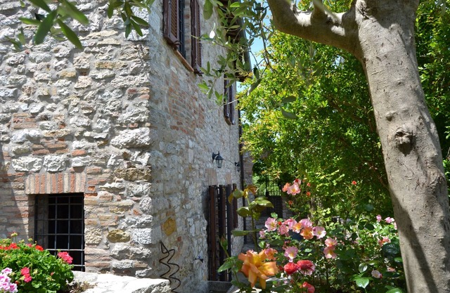 Location maison ancienne en pierre avec jardin dans le centre et donne sur l'Ombrie-Toscane