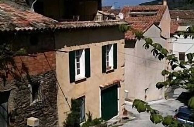 Maison de ville ancienne avec exceptionnelle terrasse ensoleillée