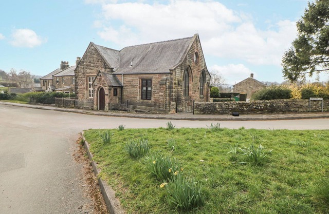 ANDLESTONE, pet friendly, character holiday cottage in Winster